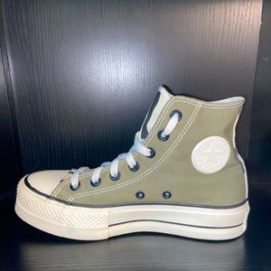 Platform Converse Size: 6 Women’s.